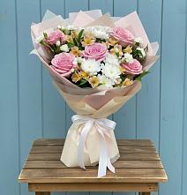 Букет цветов из:  Гвоздики, Орхидеи и Розы #REPLACE_PRED# Борисовке Краснодарского края