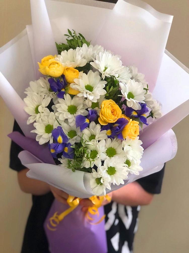Букет цветов из: Ирисы, Хризантемы и Розы в Борисовке Краснодарского края