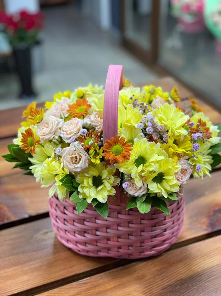 Цветочная композиция из Хризантемы и Розы в корзине в Борисовке Краснодарского края
