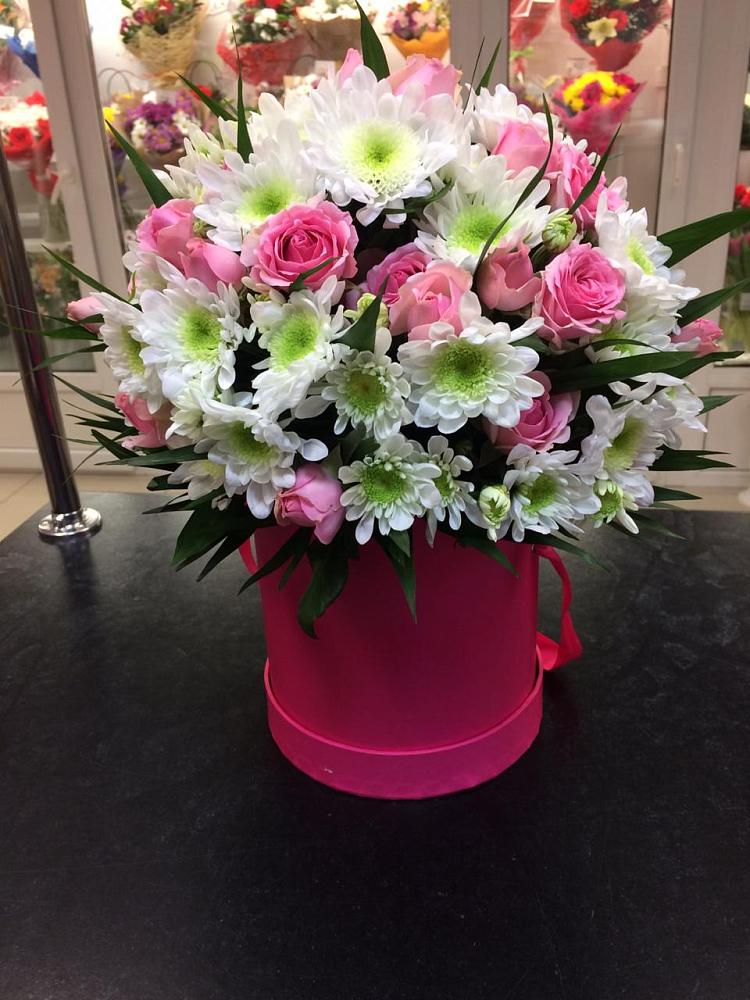 Цветочная композиция из Розы и Хризантемы в шляпной коробке в Борисовке Краснодарского края