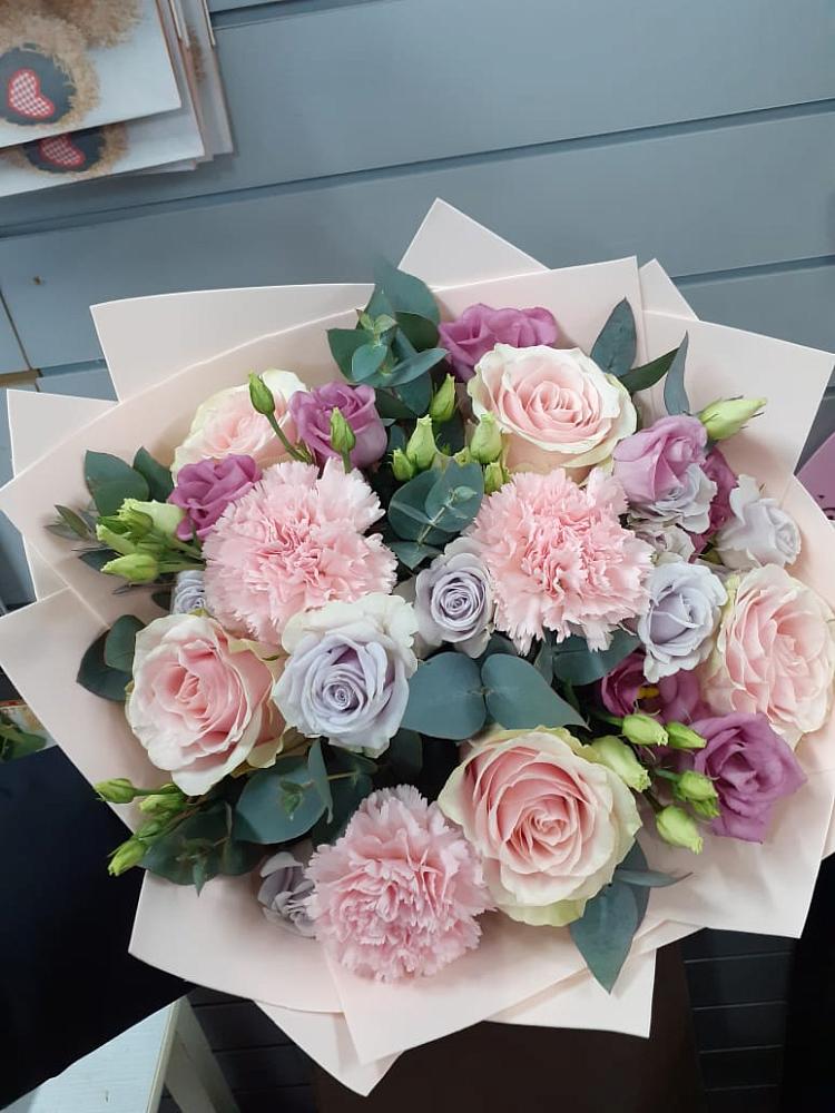 Букет цветов из: Розы, Гвоздики и Лизиантусы в Борисовке Краснодарского края